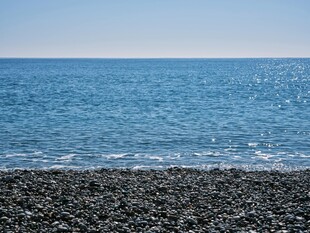 海边碎石滩与蔚蓝大海