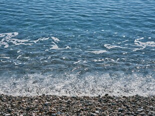 海边浪花拍打碎石海岸