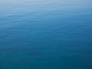 蔚蓝海面的静谧景致