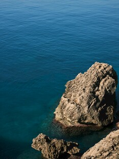 海边嶙峋岩石与湛蓝海水