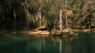 山间幽潭瀑布景观