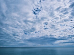 广阔海面上方的梦幻云层