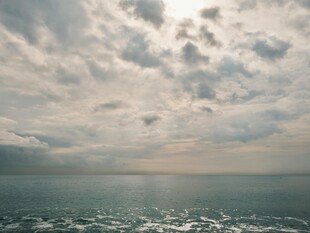 海上日出时的云层与波光