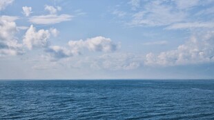 广阔蔚蓝大海与天空