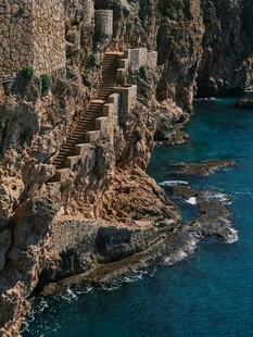 海岸边嶙峋峭壁与碧蓝海水