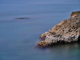 海边嶙峋岩石 海水悠悠