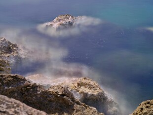 海边礁石云雾缭绕美景