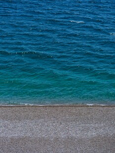 蓝绿海水与灰色沙滩