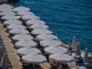 海滨整齐排列的遮阳伞