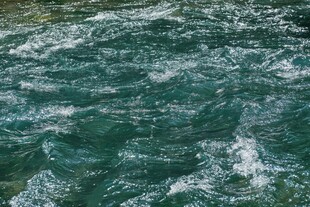 湍急碧绿的河流