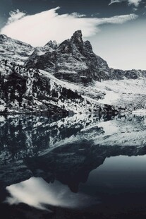 雪山湖泊的静谧倒影