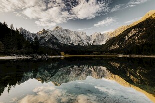 山间湖泊美景 山水相映