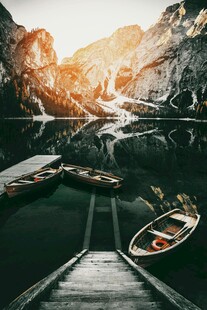 峡谷中静谧的小船与光影