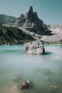 湖光山色中的孤石美景