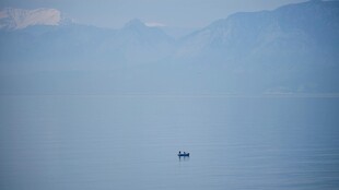 孤舟泛于山水间