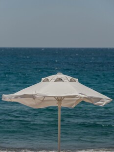 海边遮阳伞 享受惬意时光