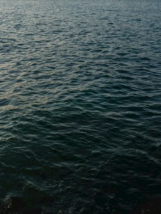 平静海面 泛起层层涟漪