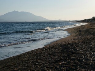 海边沙滩 远山与海浪