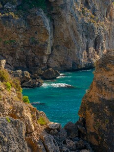 海岸蓝水与嶙峋岩石景观