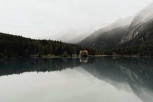 雾中静谧山水湖景