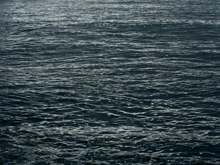 平静海面的深邃纹理