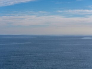 广阔海面与蓝天美景