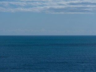 广阔蔚蓝大海远景画面