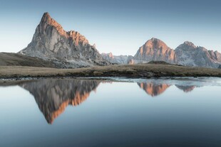 壮丽山景倒映平静湖面