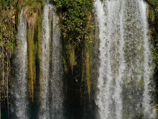 壮观瀑布 水流倾泻而下