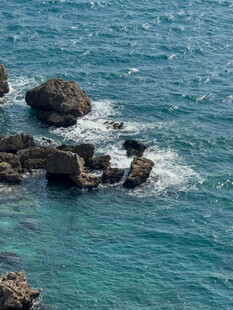 海边礁石 海浪轻拍