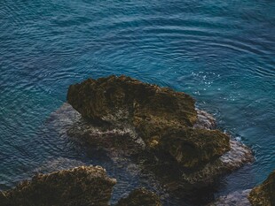 海中礁石 碧波环绕