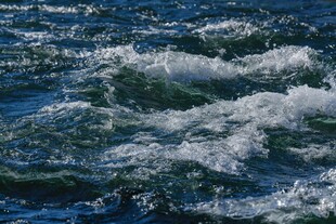 波涛汹涌的蓝色海面