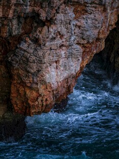 海边岩石下的汹涌海水