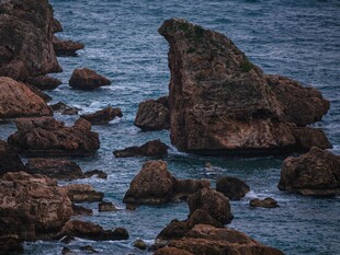 海边嶙峋礁石景观