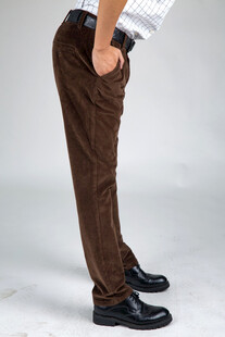 男士棕色长裤搭配皮鞋