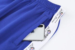 蓝色运动裤侧边手机袋特写