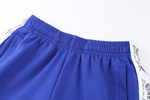 蓝色侧边装饰休闲运动短裤