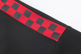 红黑格纹装饰黑色衣物边缘