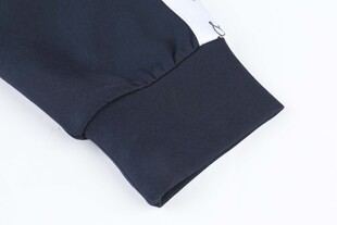 深蓝色衣物袖口细节