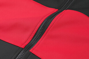 红黑拼接衣物拉链细节