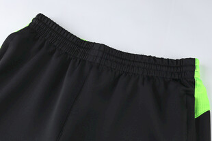 黑色运动短裤侧边绿饰