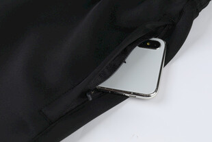 黑色衣物口袋中的手机