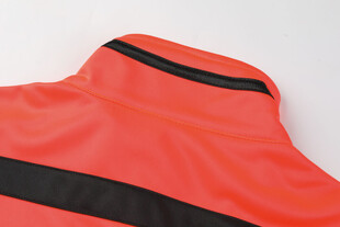 橙色带黑条户外服装领口