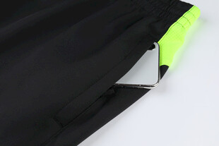 黑色裤子配荧光绿细节