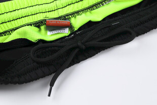 荧光绿黑边衣物细节特写