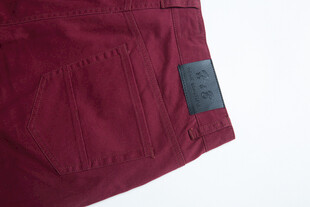 酒红色衣物局部细节展示