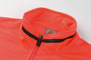 橙色拉链衣领特写