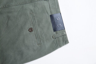 军绿色短裤细节特写