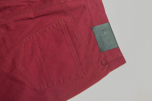 红色衣物局部特写