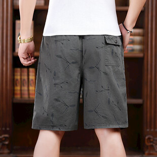 男士休闲短裤背影展示